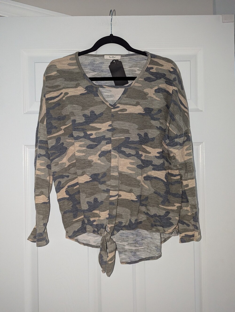 Tres Bien Women’s Camo Long Sleeve Top Front Tie Keyhole V Neck Lightweight Sz M